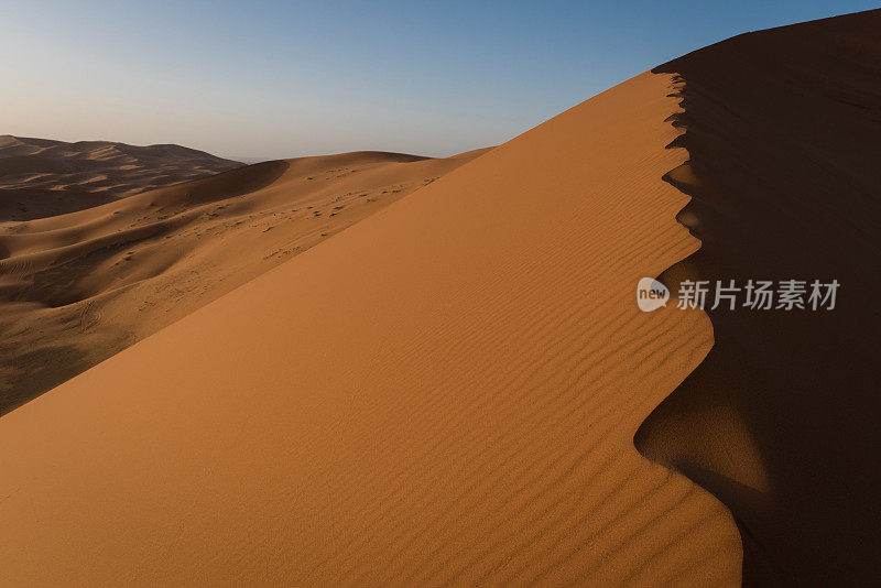 Erg Chebbi沙丘在摩洛哥撒哈拉沙漠日出